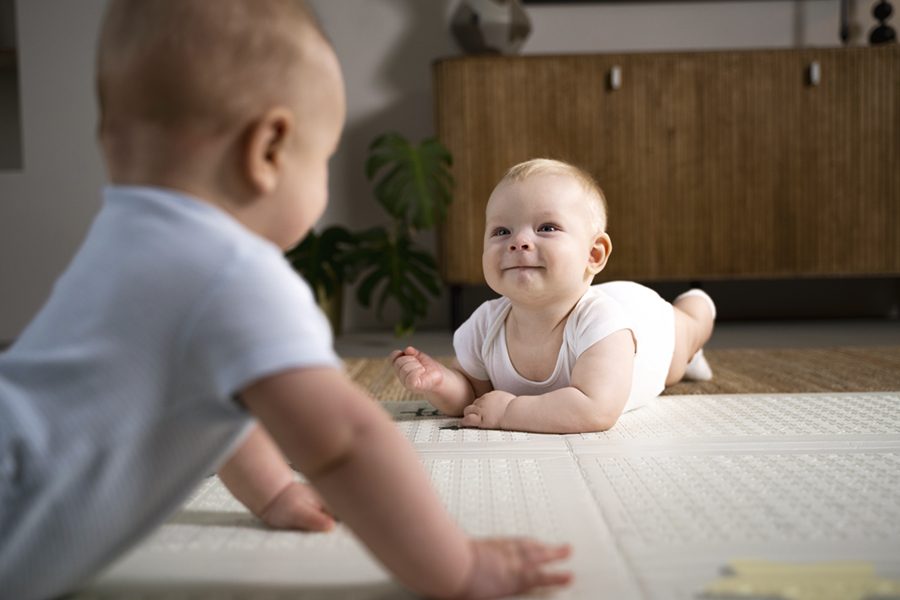 babies-crawling-learning-walk-together