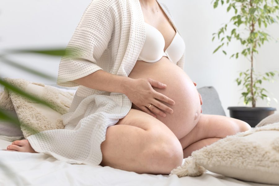mulher-gravida-segurando-a-barriga