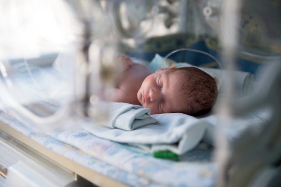 um-bebe-recem-nascido-em-uma-incubadora